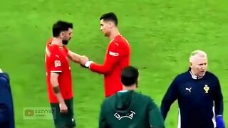 Ronaldo memasangi ban kapten. ????????