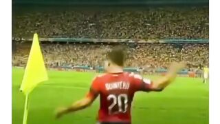 Di perempat final Piala Dunia 2014 melawan Kolombia, Neymar mengalami lutut brutal