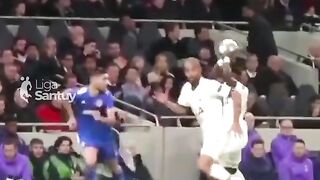 Bocah Pengumpul Bola yang Membantu Harry Kane Mencetak Gol.????