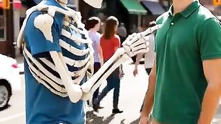 لما تنادي حد باسم غلط… موقف كوميدي محرج