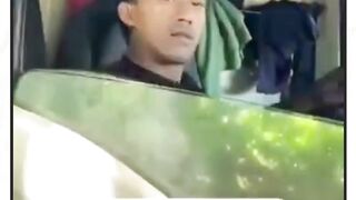 Begini jika kendaraan kecil antre kemacetan di belakang truk-truk.