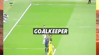 Mbappe vs Kiper IQ jongkok ini mah