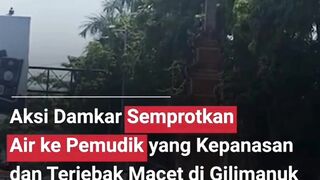 AKSI DAMKAR  SEMPROTKAN  AIR KE PEMUDIK YANG KEPANASAN DAN  TERJEBAK MACET