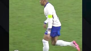 Menari di atas lapangan hijau. ????⚽️