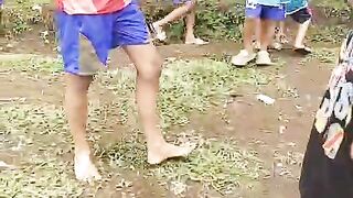 Gotong royong di lapangan guyss ????????