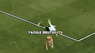 Horror kaki kiri Riise! patahkan kaki lawan cuma pakai bola