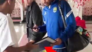 Hadiah Fans untuk Saddil Ramdani Bikin Adam Alis Terpukau! Ada Cristiano Ronaldo Juga ????