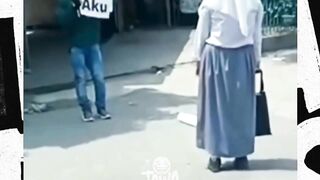 gayanya sih udah pass banget sama tukang koperasi keliling