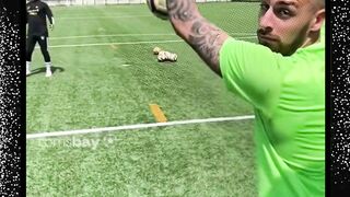 Blunder kiper paling absurd dalam sejarah sepakbola