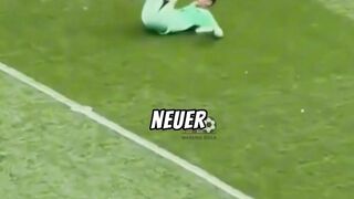 momen ketika kiper gabut di tengah lapangan