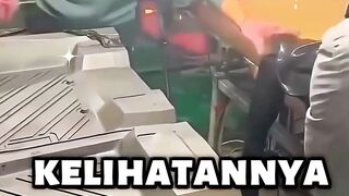 Proses Pembuatan Lantai Mobil !