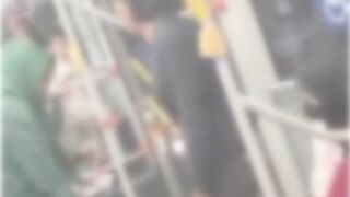 Ibu-ibu anomali kini muncul di TransJakarta, aksinya makin bikin bingung! #anomali #transjakarta #unik #viral