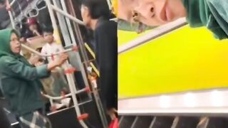 Emal Pemarah Kembali Beraksi