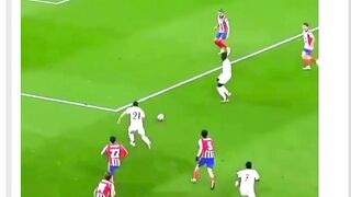 Gerakan kaki yang cepat. Kontrol bola yang super rapat. Dan satu sentuhan yang cukup untuk membuat bek kehilangan arah