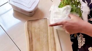 Ide Menu Makan Siang Simpel: Ayam Goreng & Tumis Kangkung Segar!