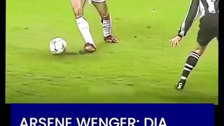 ???????? Dennis Bergkamp tidak sekadar mengontrol bola, ia meyakinkan bola untuk patuh ????