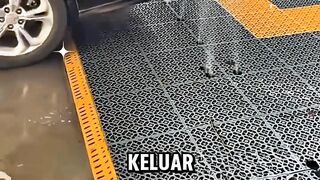 Pernah penasaran bagaimana sistem cuci mobil otomatis bekerja?