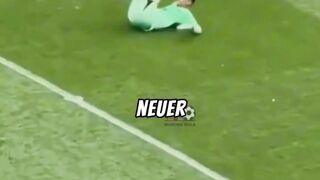 Kiper legendaris atau kiper paling tidak sopan?