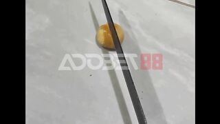 Cuma mau ngasih tau, hati-hati kalo makan nastar.