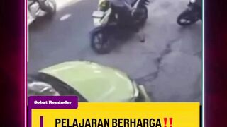 Nampak seorang wanita sedang putar balik menggunakan motor