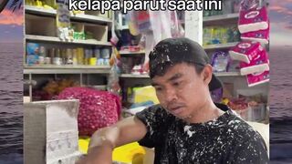 Harga naik, stok susah… penjual kelapa parut sekarang bukan cuma jualan, tapi berjuang ????????