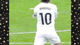 Moment Luka Modrić mencetak gol dari luar garis gawang