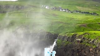 Air Terjun yang Mengalir ke ATAS!?