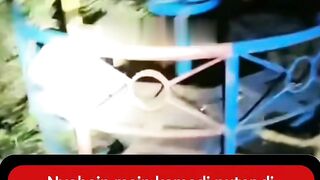 Awalnya pria ini hanya ingin mencoba bermain komedi putar di taman kanak-kanak yang sudah terbengkalai. Tempat itu terlihat sangat sepi