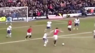 Harry Maguire seorang bek tengah Manchester United yang sering menjadi Stiker dadakan untuk membantu menyerang.