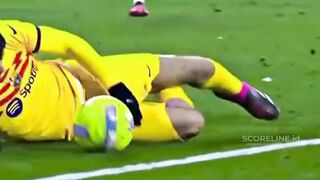 Bahkan saat terjatuh di laga panas antara FC Barcelona vs Girona FC, Pedri tetap menunjukkan kelasnya.