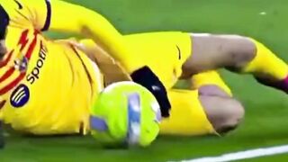 Bahkan saat terjatuh di laga panas antara FC Barcelona vs Girona FC, Pedri tetap menunjukkan kelasnya. 2