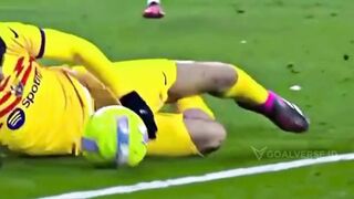 Bahkan saat terjatuh di laga panas antara FC Barcelona vs Girona FC, Pedri tetap menunjukkan kelasnya. 3