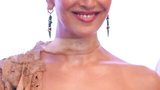 All eyes, one outfit