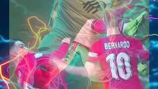 Sepatu licin Ronaldo dipinjamkan, dibalas assist ke Bruno! Satu tim satu negara #Respect #Teamwork!!