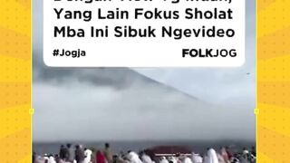 Aksi seorang jamaah wanita menuai sorotan