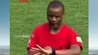 Wasit ini nekat tiup peluit akhir di menit 85! ????