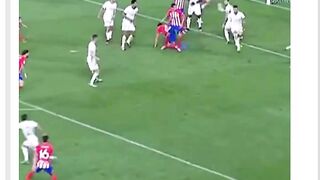 Lari sekencang mungkin, kejar bola seolah itu kesempatan terakhir