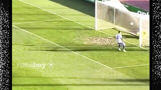 Kiper ini berhasil menipu semua penonton