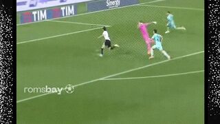 Semua orang sudah siap merayakan gol, tapi yang terjadi setelah penalti ini benar-benar di luar logika