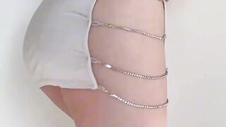 pake baju yang ad rantai