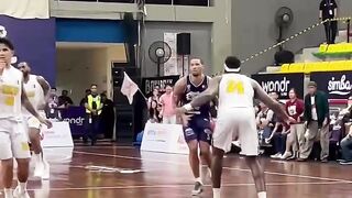 Meski dihadang tembok pertahanan yang kokoh, bocah ajaib ini membuktikan kalau umur hanyalah angka di panggung sebesar Liga Champions.