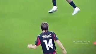 bahkan saat rekan satu timnya terjatuh dia masih bisa mengoper bola tepat sasaran 2