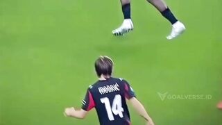 bahkan saat rekan satu timnya terjatuh dia masih bisa mengoper bola tepat sasaran 3