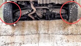 Saat roda belakang mobil terperosok ke parit atau lubang, jangan panik.