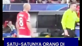 ???????? Satu-satunya orang di tribun pendukung Benfica