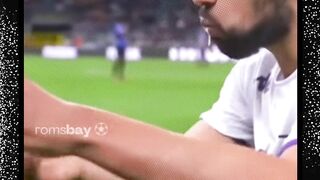 Pemain sepakbola muslim yang tetap berpuasa meski harus bertanding