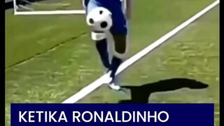 ???????? Ronaldinho dianggap oleh banyak orang sebagai pesepak bola paling terampil sepanjang masa