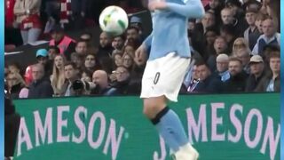 Dewascore - Aksi Berkelas Ryan Cherki di Final Carabao Cup vs Arsenal