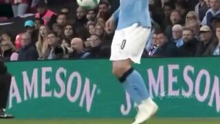 Berani banget dia ngelakuin ini di final lawan rival sendiri… lihat reaksi Guardiola.