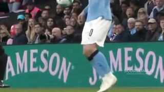 Berani banget dia ngelakuin ini di final lawan rival sendiri… lihat reaksi Guardiola. 3